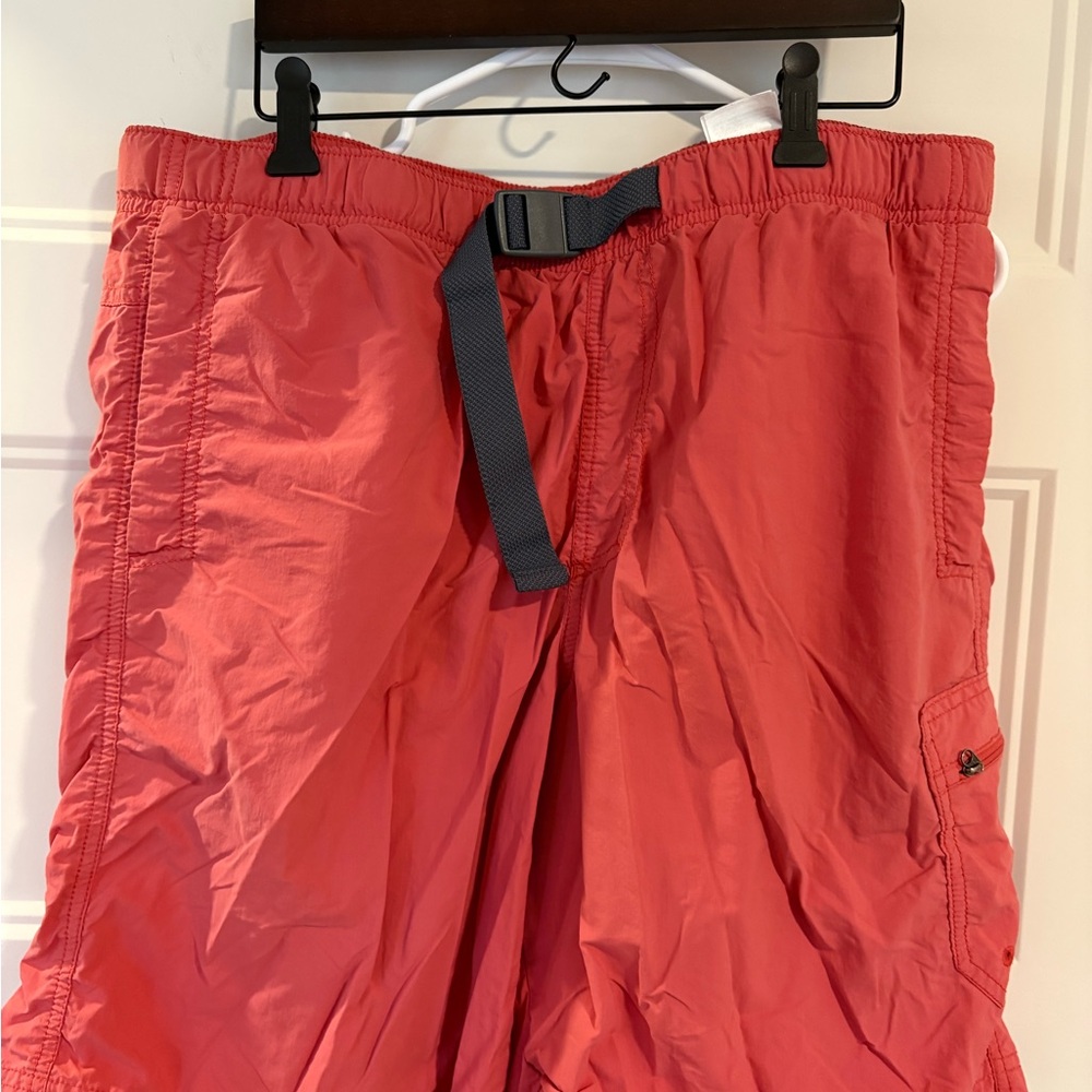 Columbia Red Shorts Sportswear with Mesh Lining and Belt Mechanism